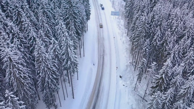 空中飞行冬季森林与道路视频素材