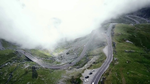 飞过壮观而危险的高海拔高山公路，穿越罗马尼亚法加拉斯山脉，鸟瞰图视频素材