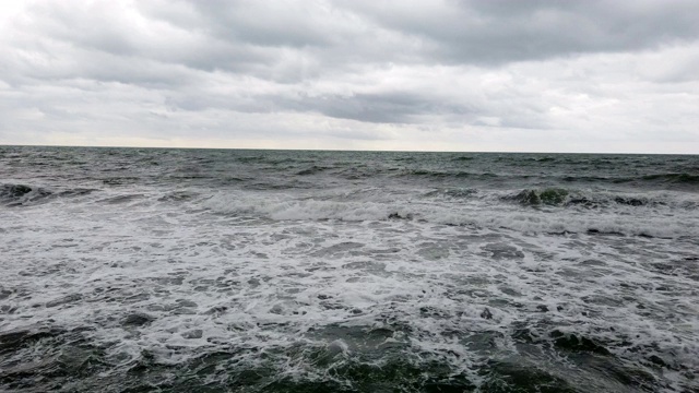 在一个多云的冬日，波涛汹涌的海面视频素材