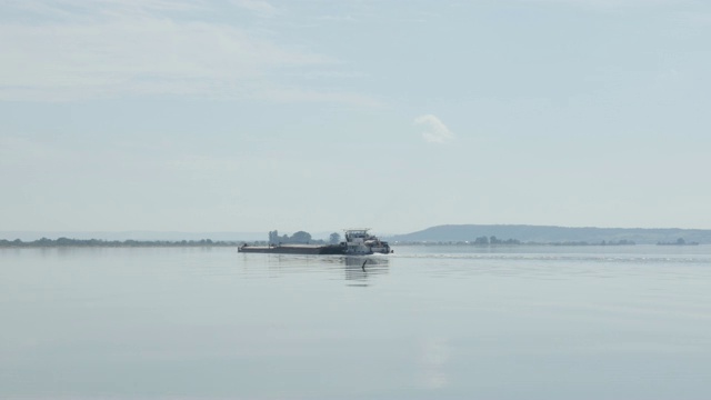 多瑙河塞尔维亚和罗马尼亚边境和货船4K 2160p 30fps超高清倾斜画面-在Brza Palanka海湾附近运输货物的驳船缓慢倾斜3840X2160超高清视频视频素材