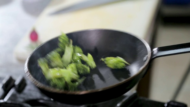商业厨房的饭菜准备工作视频素材画面1