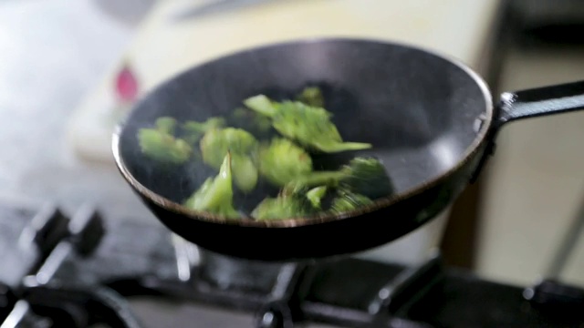 商业厨房的饭菜准备工作视频素材画面2