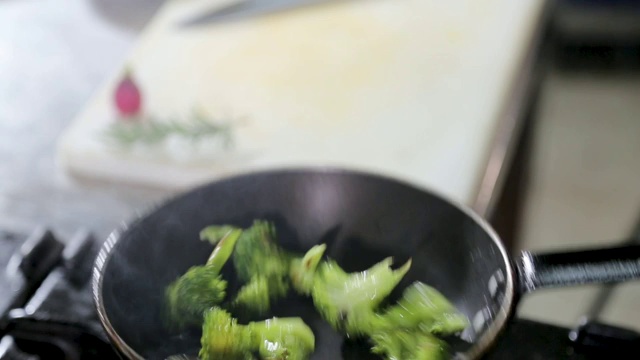 商业厨房的饭菜准备工作视频素材画面3