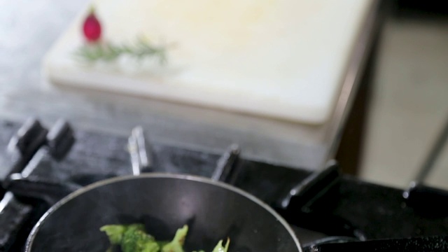 商业厨房的饭菜准备工作视频素材画面4