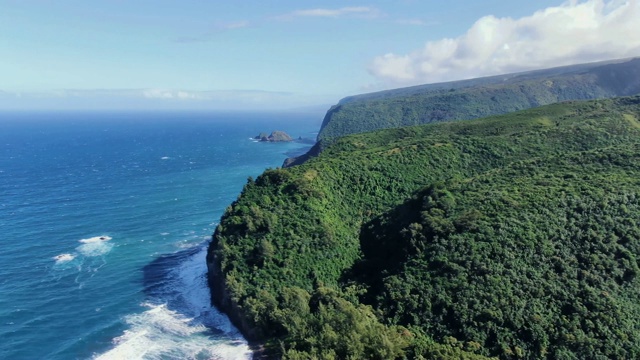 美国夏威夷大岛北岸科哈拉海岸令人惊叹的无人机镜头。背景是波罗卢山谷附近的保卡拉尼和莫库普库群岛。受欢迎的旅游目的地。视频素材