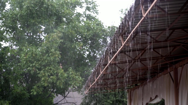 雨点从凉亭的屋顶上落下来。视频素材