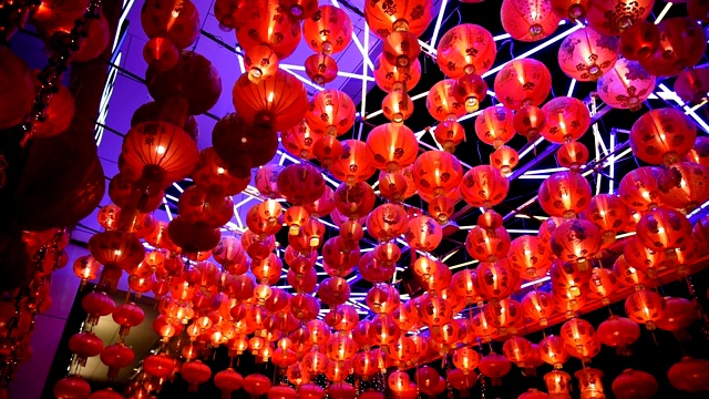 晚上的红灯笼。视频素材画面2