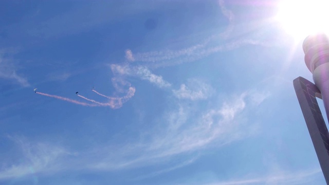 航空节日特技降落伞和机场塔视频素材