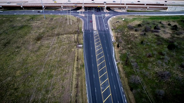 无人机在公路上方拍摄到大型公路交叉路口视频素材