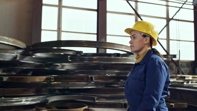 女工人走过金属制造厂视频素材画面1