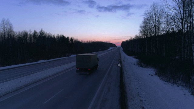 公路上冬日的夕阳。视频素材