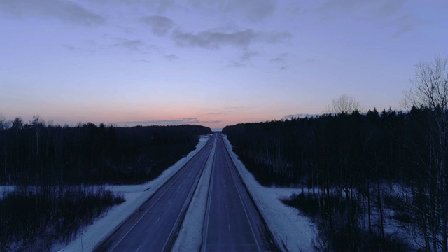 公路上冬日的夕阳。视频素材