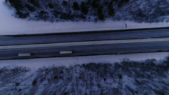 公路在冬天的森林黄昏视频素材