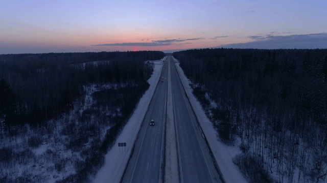 公路上冬日的夕阳。视频素材