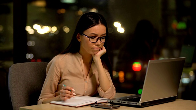 年轻女子正在思考创业想法，缺乏动力和灵感视频素材