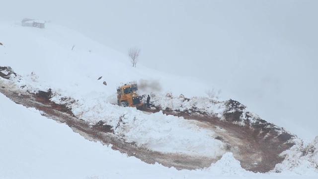 一台大机器清除路上的积雪视频素材