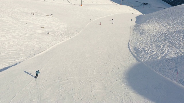 在高山滑雪胜地的斜坡上滑雪的女子视频素材