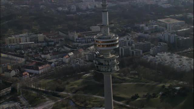 德国慕尼黑，奥林匹克电视塔耸立在奥林匹克公园上空。视频素材