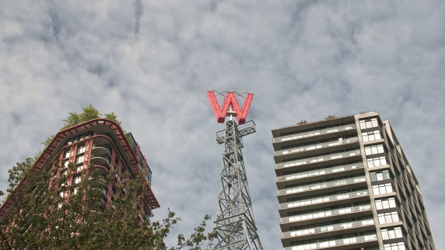 建筑和移动的云在Gastown，温哥华，不列颠哥伦比亚，加拿大，北美视频素材