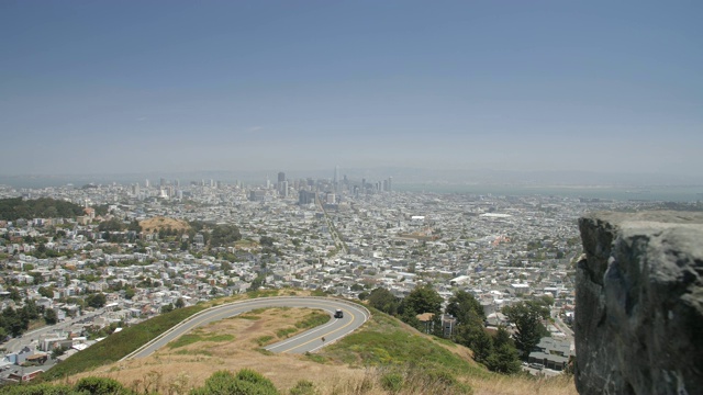 跟踪拍摄的游客俯瞰旧金山天际线从双峰，旧金山，加利福尼亚，美国，北美视频素材