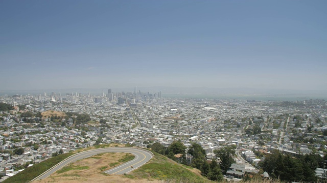 跟踪拍摄的游客俯瞰旧金山天际线从双峰，旧金山，加利福尼亚，美国，北美视频素材