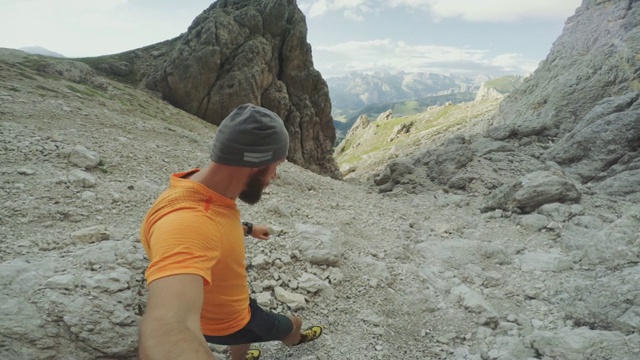 在山上奔跑的POV人小道:Dolomites视频素材