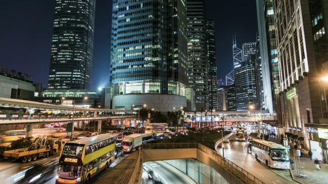 夜间通过现代城市/香港的交通视频素材