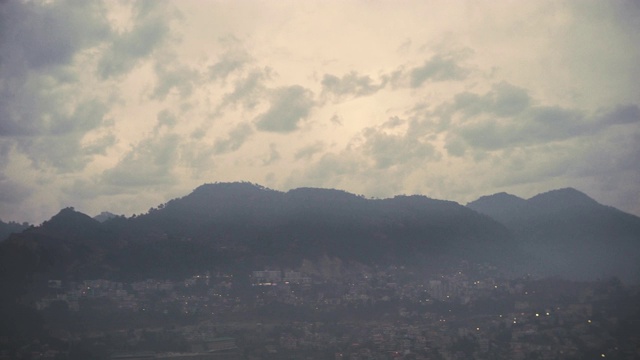 喜马偕尔邦索兰市山区的雾霾天气景观。视频素材