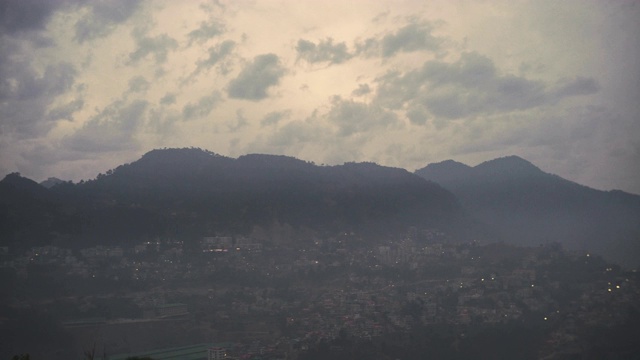 喜马偕尔邦索兰市山区的雾霾天气景观。视频素材