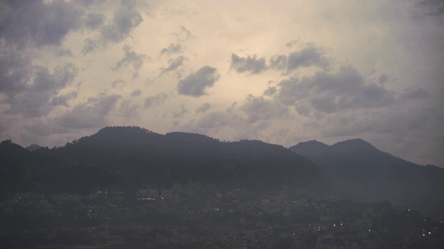 喜马偕尔邦索兰市山区的雾霾天气景观。视频素材