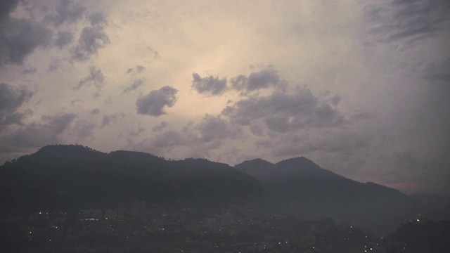 喜马偕尔邦索兰市山区的雾霾天气景观。视频素材