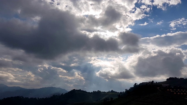 云雾和山地景观，蒙贾姆山，清迈，泰国视频素材