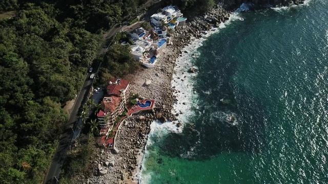 墨西哥巴亚尔塔港附近崎岖的海岸线视频素材