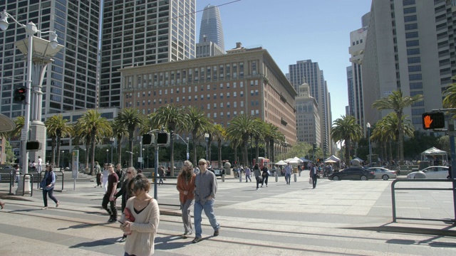 步行者从市场街穿过Embarcadero，旧金山，加利福尼亚，美国，北美视频素材