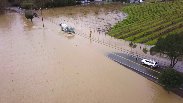 俄罗斯河洪水泛滥。2019年2月27日，加利福尼亚州希尔兹堡Westside Road视频下载