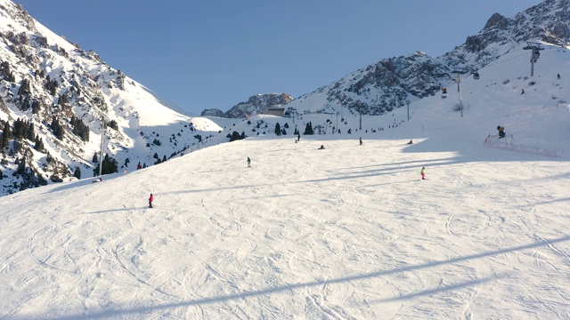 在滑雪胜地的山坡上视频素材