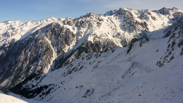 高山滑雪胜地飞越山口视频素材