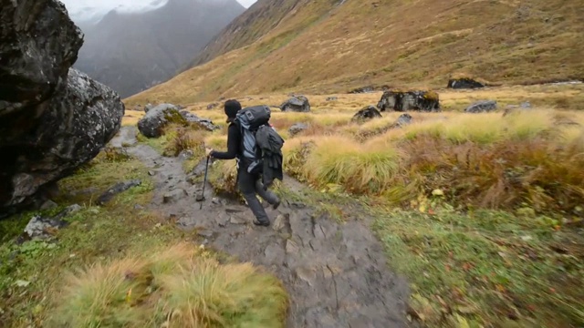 徒步旅行者在尼泊尔喜马拉雅山的安纳布尔纳营地徒步旅行视频素材