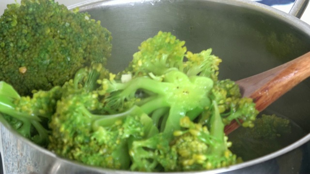 烹饪西兰花。煮蔬菜是健康的饮食。视频素材画面2