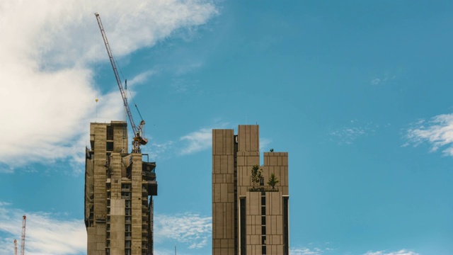 日光下的摩天大楼建筑工地。视频素材