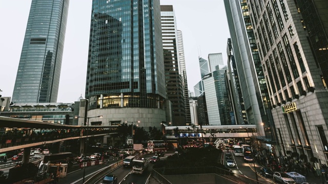 T/L PAN香港公路高架景观，从白天到黄昏视频素材