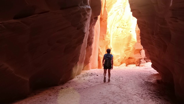 女性探险旅行徒步探索美丽的自然沙漠峡谷视频素材