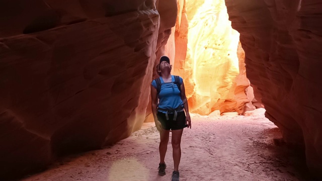 健康女性探险旅行徒步探索美丽的自然沙漠峡谷视频素材