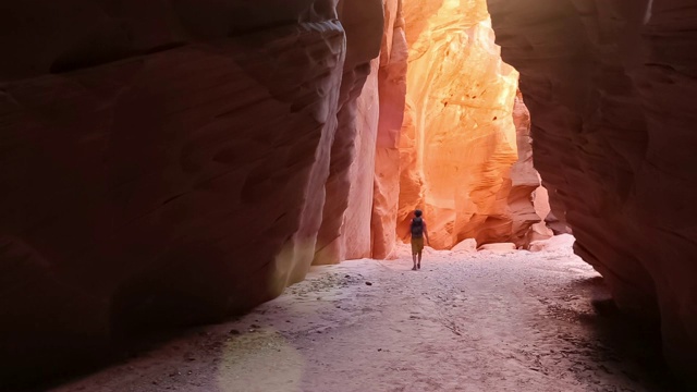 女性探险旅行徒步探索美丽的自然沙漠峡谷视频素材