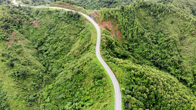 上面的柏油公路穿过山谷顶部的热带雨林视频素材