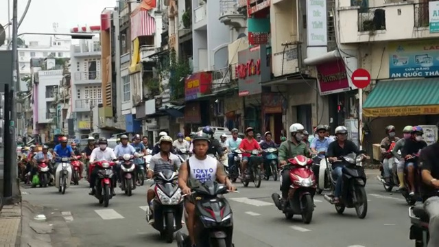 摩托车和越南的城市生活视频素材