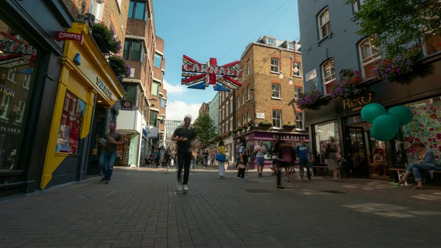 时光流逝:英国伦敦卡尔纳比购物街的通勤人群视频素材画面1