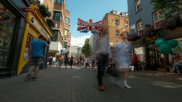 时光流逝:英国伦敦卡尔纳比购物街的通勤人群视频素材画面4