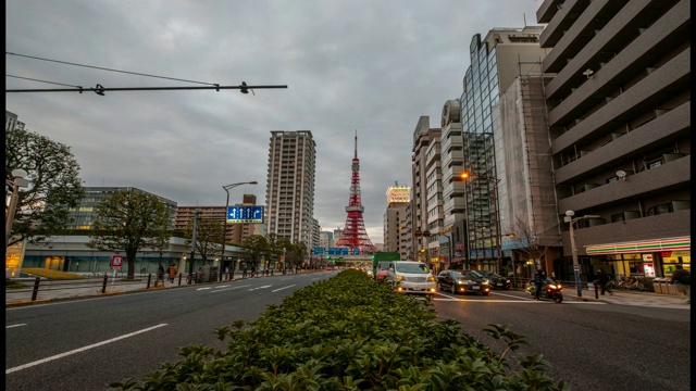 4K时间流逝-东京塔东京日本的标志性建筑与汽车和交通灯在晚上与草地的前景-日本东京视频素材