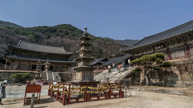 韩国全罗南道古里根的大恩全殿和槐树寺(国家文化遗产)的学桓全殿东五层石塔视频素材